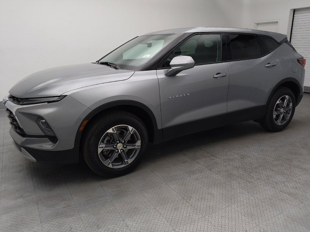Used 2025 Chevrolet Blazer LT FWD image 2