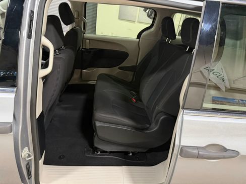 Used 2021 Chrysler Voyager L FWD image 28