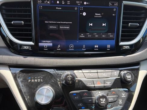 Used 2024 Chrysler Pacifica Touring-L FWD image 8