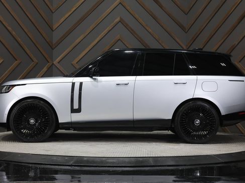 Used 2025 Land Rover Range Rover SE image 3