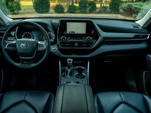 Used 2023 Toyota Highlander XLE FWD image 22