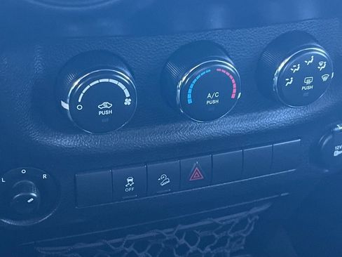 Used 2018 Jeep Wrangler Unlimited Sport S AWD/4WD image 16