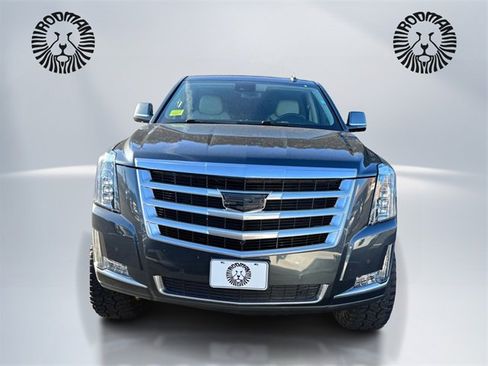 Used 2020 Cadillac Escalade Luxury image 2