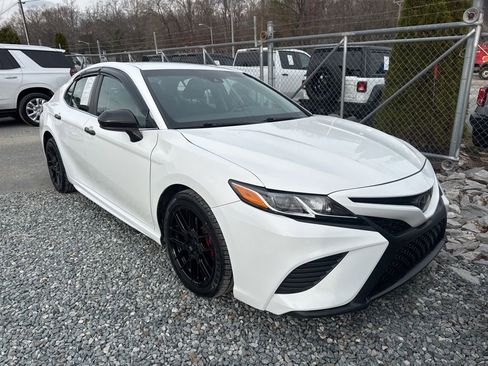 Used 2018 Toyota Camry SE image 2