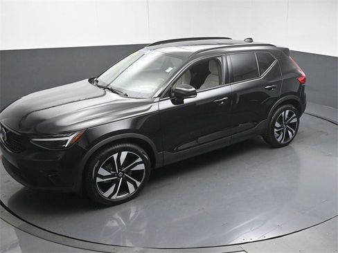 Used 2025 Volvo XC40 B5 Ultra image 45
