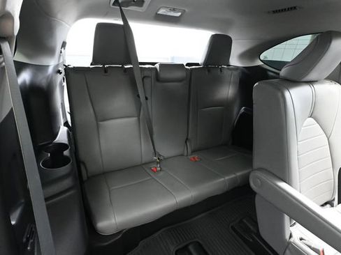 Used 2022 Toyota Highlander XLE AWD/4WD image 45