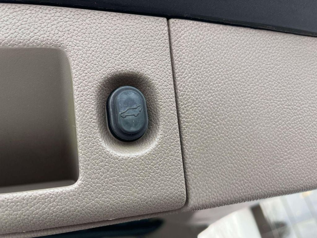 Used 2018 Chevrolet Suburban LT RWD image 19