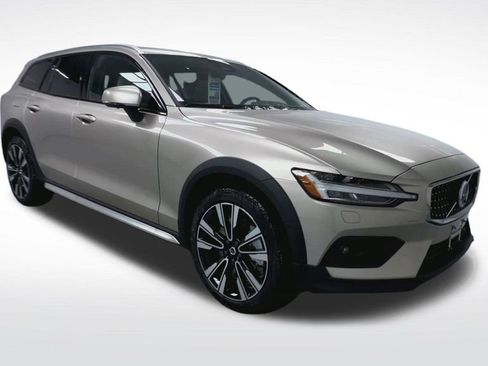 New 2026 Volvo V60 B5 Cross Country Ultra w/ Protection Package Premier image 16