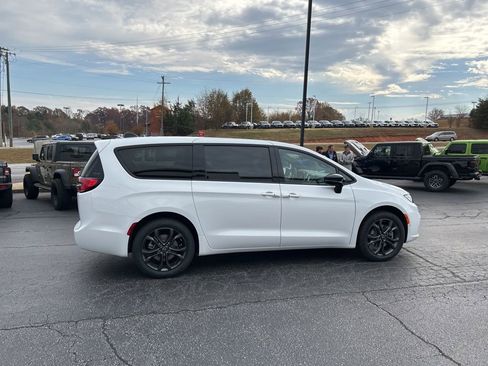 New 2026 Chrysler Pacifica Select image 8