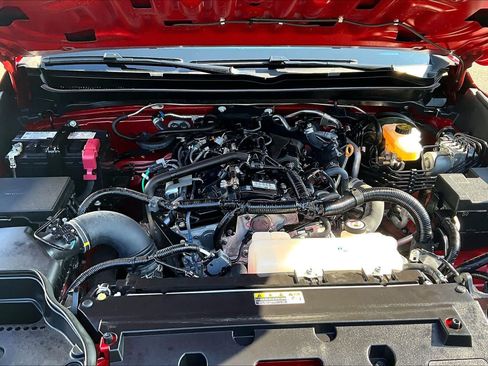 Used 2025 Toyota Tacoma SR5 AWD/4WD image 32