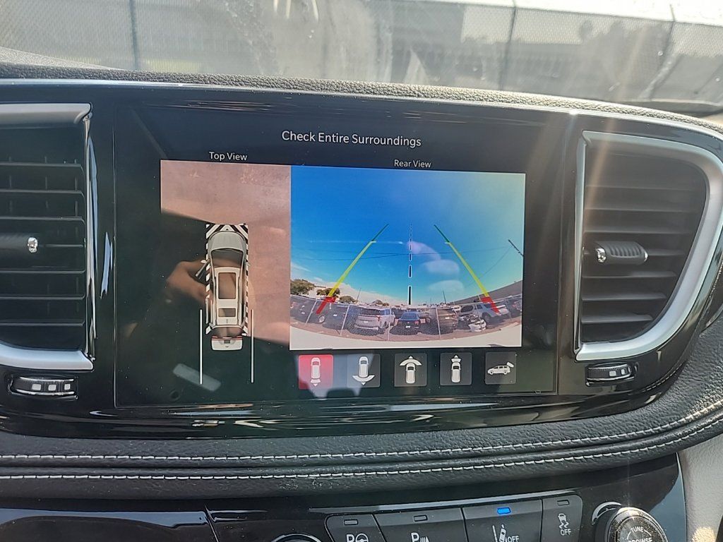 Used 2023 Chrysler Pacifica Limited FWD image 22