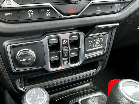 Used 2024 Jeep Wrangler Sahara AWD/4WD image 16