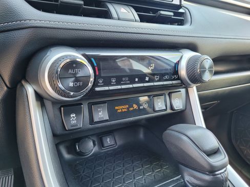 Used 2020 Toyota RAV4 XLE w/ Convenience Package FWD image 19