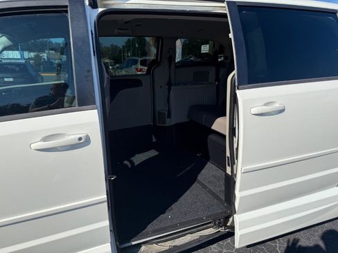 Used 2012 Dodge Grand Caravan SXT image 12