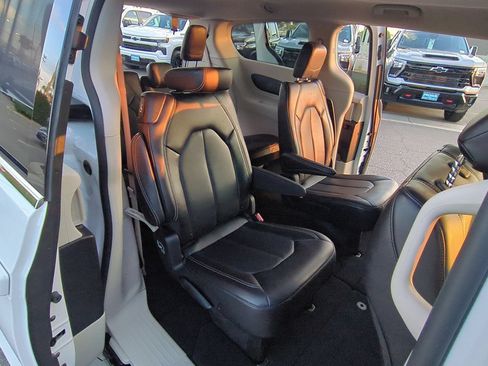 Used 2024 Chrysler Pacifica Touring-L FWD image 24