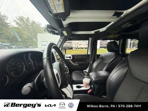 Used 2017 Jeep Wrangler Unlimited Sahara AWD/4WD image 10