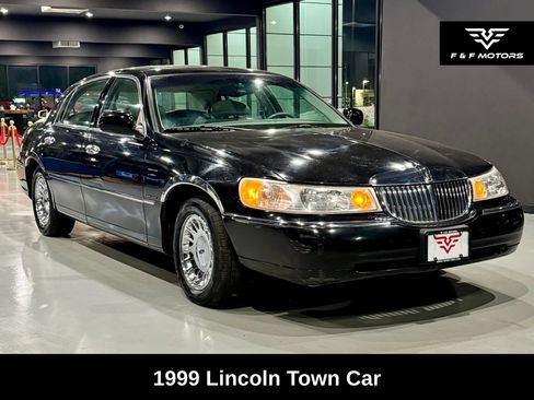 Used 1999 Lincoln Town Car Cartier RWD image 1