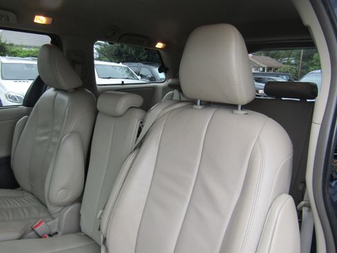 Used 2013 Toyota Sienna XLE FWD image 18