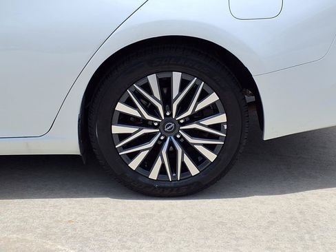 Used 2025 Nissan Altima 2.5 SV FWD image 9