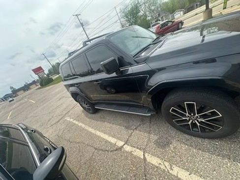 Used 2024 Lexus GX 550 w/ Accessory Package (2T) AWD/4WD image 3