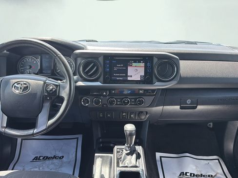 Used 2017 Toyota Tacoma TRD Sport AWD/4WD image 17