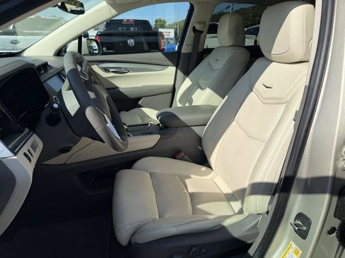 Used 2017 Cadillac XT5 Premium Luxury AWD/4WD image 4