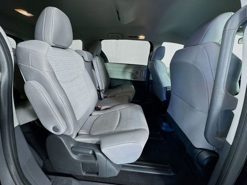 Used 2024 Toyota Sienna LE image 32
