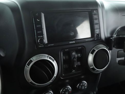Used 2014 Jeep Wrangler Unlimited Sahara w/ Dual Top Group AWD/4WD image 10