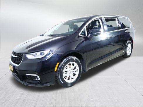 Used 2024 Chrysler Pacifica Touring-L image 3