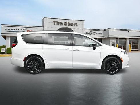 Used 2024 Chrysler Pacifica Limited w/ Uconnect Theater Family Group AWD/4WD image 6