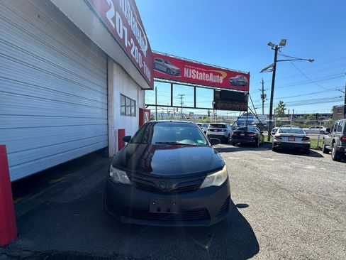 Used 2014 Toyota Camry LE image 7