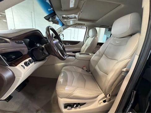 Used 2017 Cadillac Escalade ESV Luxury AWD/4WD image 9
