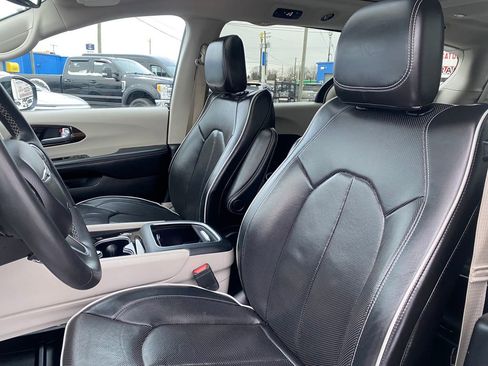 Used 2023 Chrysler Pacifica Limited image 11