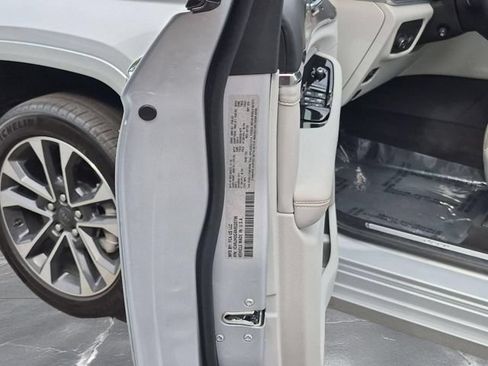 Used 2022 Jeep Grand Cherokee Overland AWD/4WD image 36