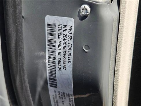 Used 2023 Chrysler Pacifica Touring-L FWD image 15