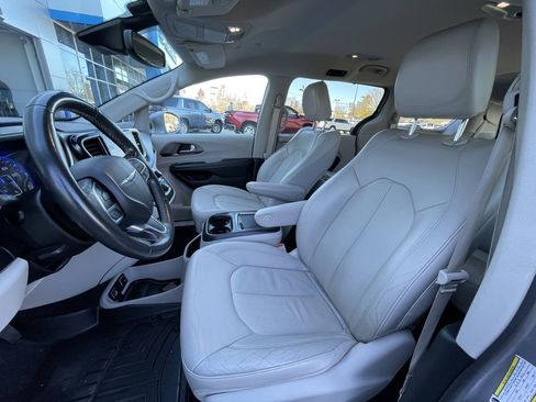 Used 2021 Chrysler Pacifica Touring-L image 24