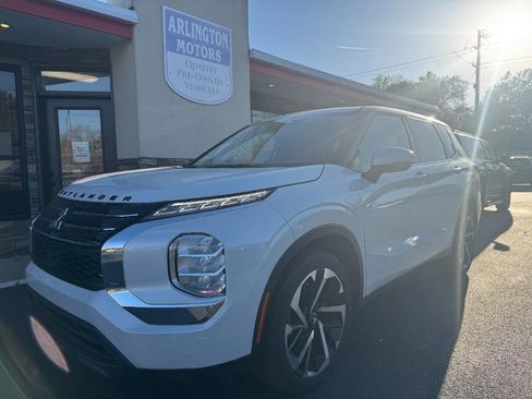 Used 2022 Mitsubishi Outlander ES image 2