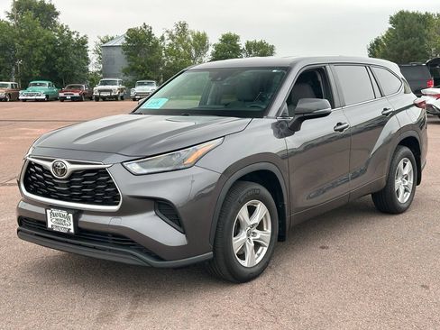 Used 2023 Toyota Highlander L FWD image 4