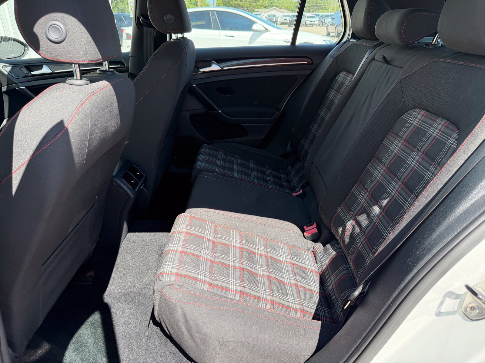 Used 2015 Volkswagen Golf 4-Door FWD image 20