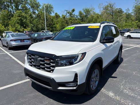 Used 2025 Honda Passport TrailSport image 2