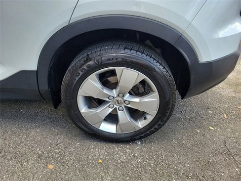 Used 2022 Volvo XC40 T5 Momentum image 6