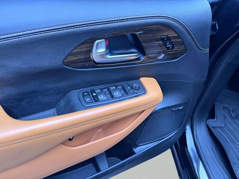 Used 2023 Chrysler Pacifica Pinnacle FWD image 16