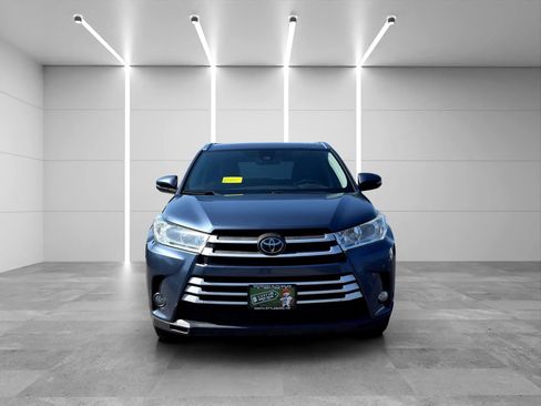 Used 2018 Toyota Highlander XLE AWD/4WD image 3