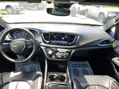 Used 2025 Chrysler Pacifica Limited FWD image 17