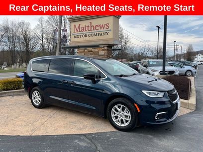 Used 2025 Chrysler Pacifica Select