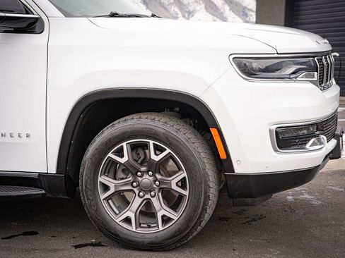 Used 2023 Jeep Wagoneer Series III w/ Preferred Equipment Group image 4