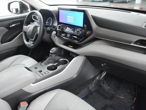 Certified 2023 Toyota Highlander XLE image 11