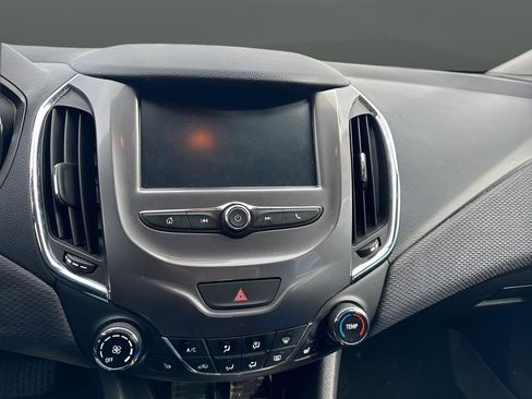 Used 2018 Chevrolet Cruze LT w/ Convenience Package image 12