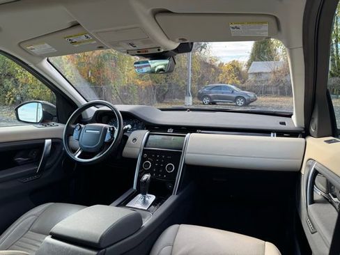 Used 2020 Land Rover Discovery Sport SE image 19