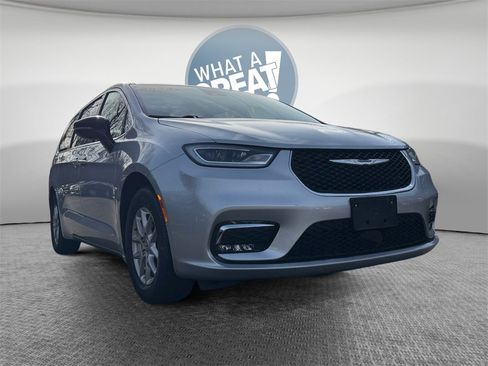 Certified 2024 Chrysler Pacifica Touring-L image 2